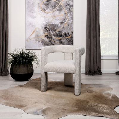 Chaise d'appoint contemporaine blanche, revêtement Boucl, design monochrome, courbes douces, siège confortable, structure à trois pieds, hauteur 75 cm (29,5 pouces), esthétique, toucher doux