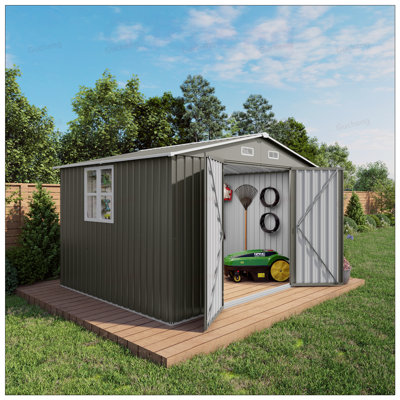Grande remise extérieure en métal avec portes verrouillables, bouches d'aération et fenêtres transparentes pour un rangement sécuritaire des outils de jardin