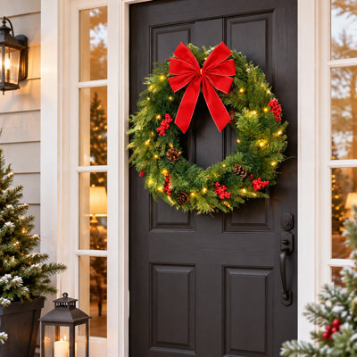 Couronne de Noël artificielle pré-illuminée de 61 cm (24 pouces) avec 50 DEL blanc chaud, minuterie, véritables pommes de pin, baies rouges et houx – Décoration de Noël intérieure/extérieure
