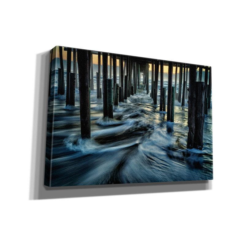Toile épique Graffiti «Under Kitty Hawk Pier» par Rick Berk, 60 po x 40 po, H 18 po x l 26 po x P 0,75 po