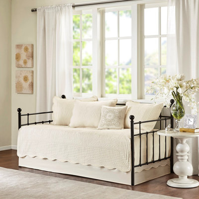 Lit de jour simple en crème - 6 pièces avec motif festonné réversible et rembourrage pour accessoires tout compris pour matelas complet d'articles décoratifs