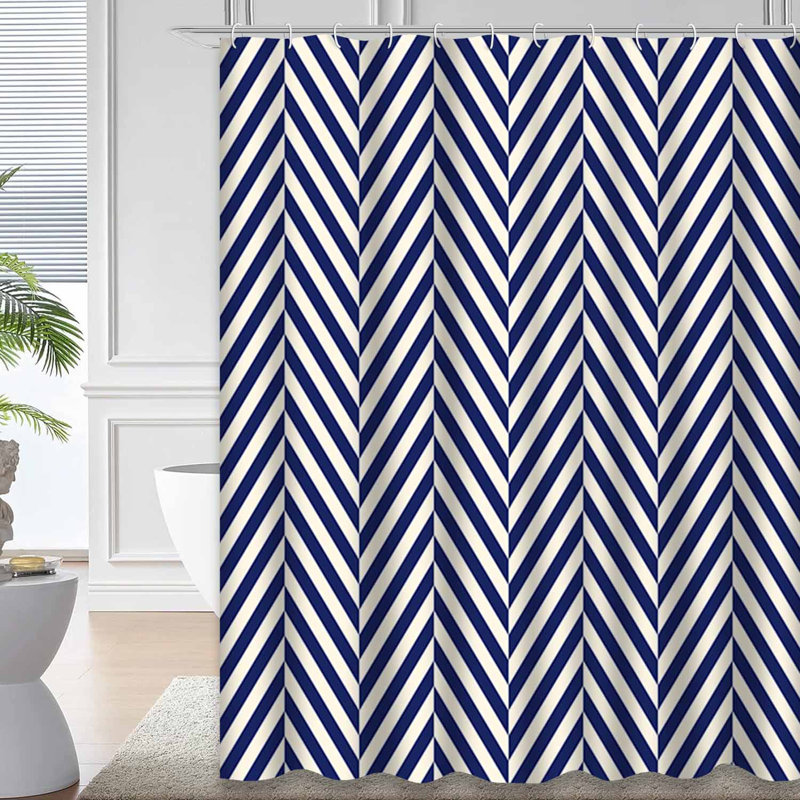 Rideau de douche à motif de chevrons bleu marine avec 12 crochets Herringbone, L 72 po x l 78 po