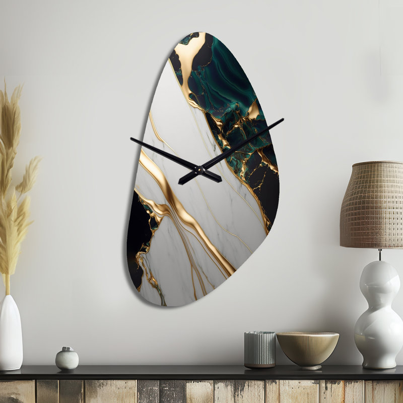 Horloge murale abstraite géométrique en marbre doré et vert II - marbre, forme unique verte, Moyenne