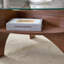 Table basse ovale en verre trempé au design multifonctionnel, couleur bois de noyer et pieds de plateau diagonaux en éventail pour la salle à manger et le salon