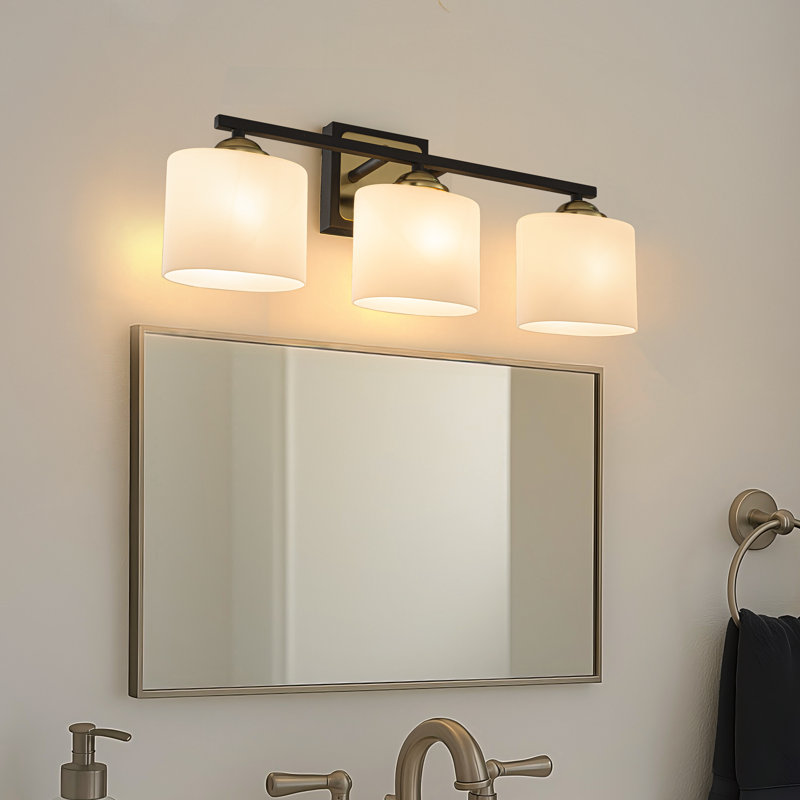 Luminaire de meuble-lavabo moderne 21 po à 3 lumières en laiton et noir avec abat-jour en verre blanc laiteux 21 po				