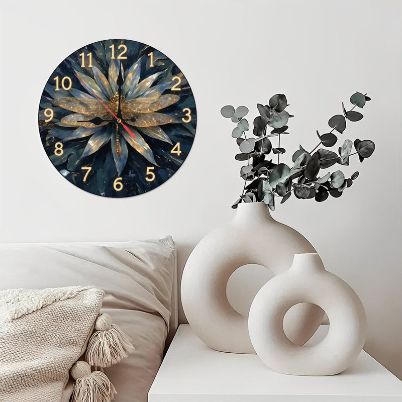 Horloge avec libellule dorée