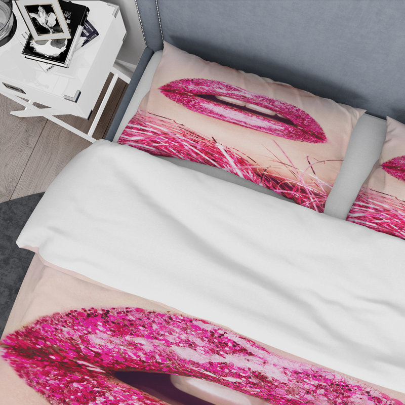 Gros plan de Golden Woman Lips II - ensemble de housse de couette moderne - microfibre de polyester