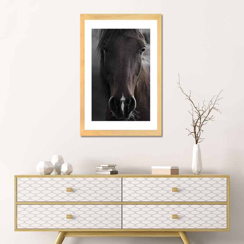 Imprimé cheval foncé par Monika Strigel, Blanc, Toile avec cadre en bois beige, H 24 po x l 16 po x P 1 po