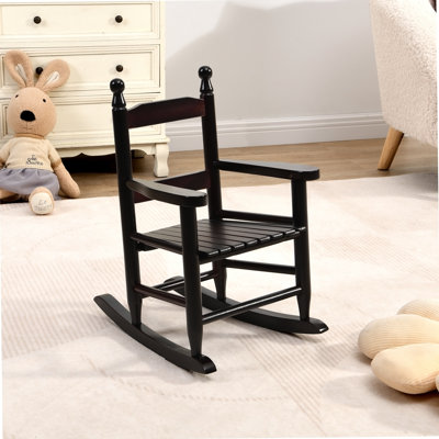 Chaise à bascule en chêne durable pour enfants pour une utilisation intérieure ou extérieure, assurant confort et sécurité avec un dossier à lattes robuste