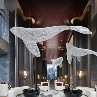 Sculpture de baleine flottante