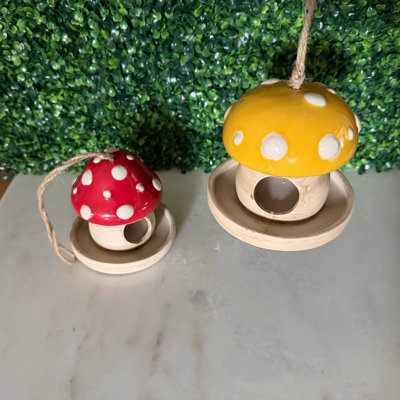Ensemble de 2 mangeoires à oiseaux en porcelaine de style champêtre, en forme de champignon, avec anneaux en corde, chapeaux rouges et jaunes, hauteur 33 cm.