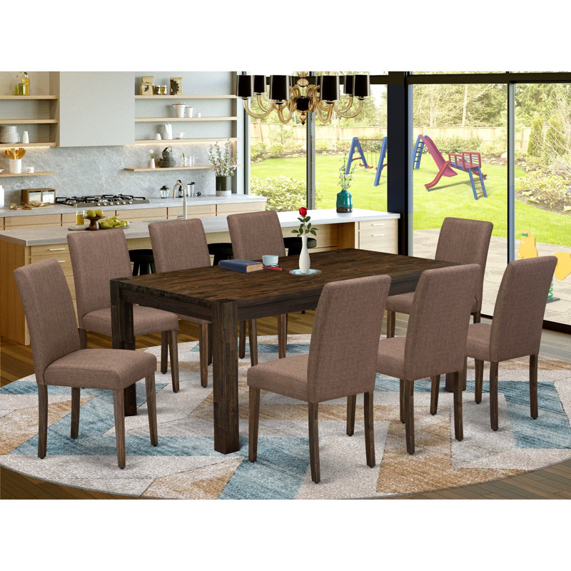 Cet ensemble de salle à manger 9 pièces comprend une table de cuisine rectangulaire en bois rustique et 8 chaises Parson rembourrées en tissu de sable clair