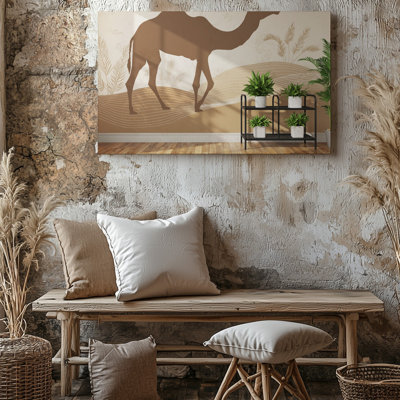 Toile, une scène d'intérieur sereine avec une murale minimaliste représentant une silhouette de chameau posée sur une toile de sable chaud