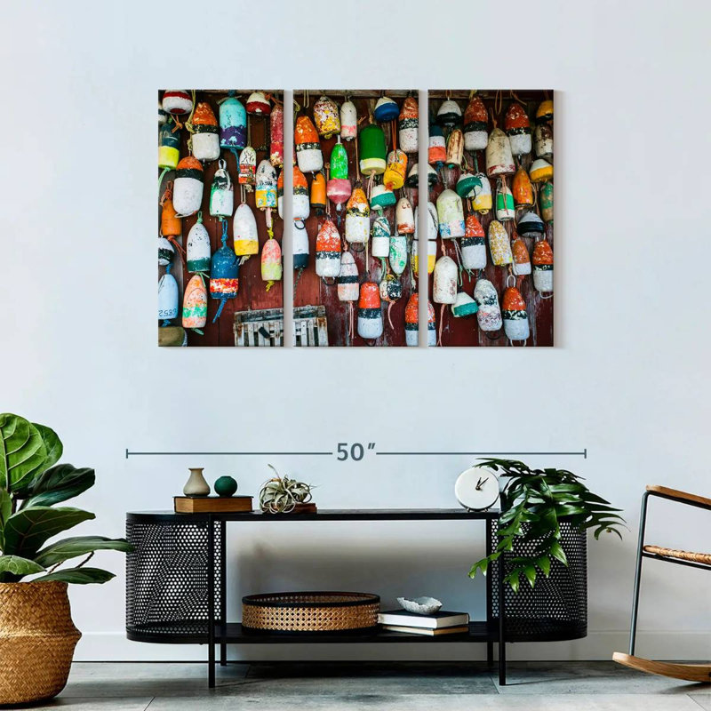 «Hanging Lobster Buoys», 3 pièces sur toile, H 28 po x l 45 po x P 1,25 po