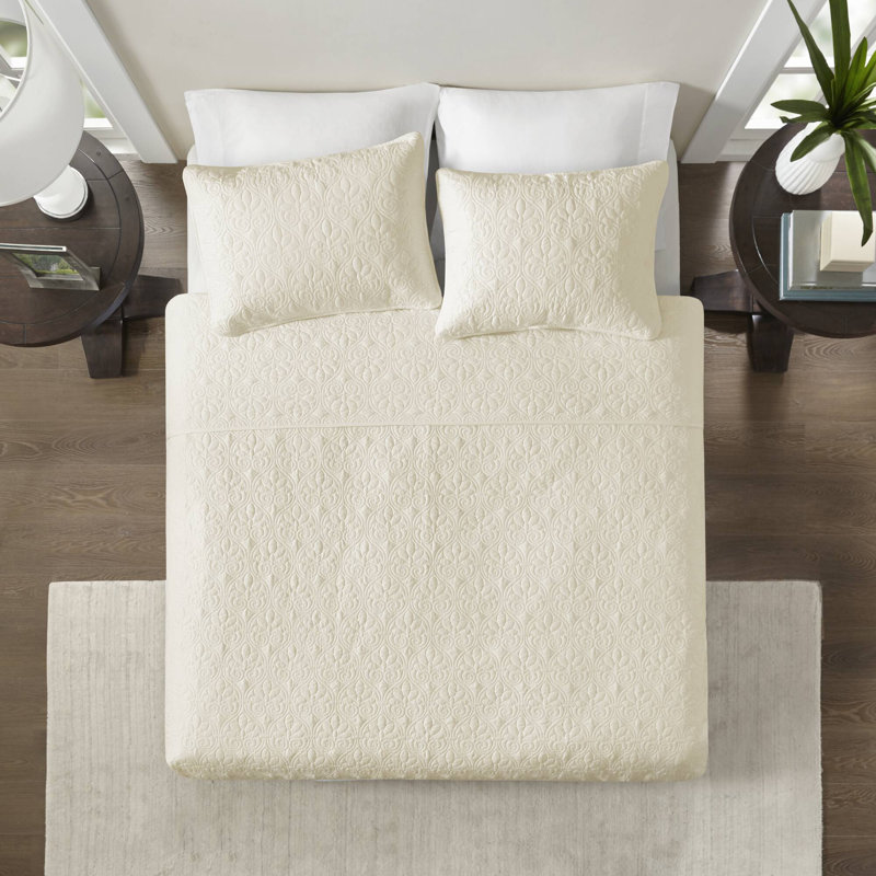 Cottage Charm Cream Full Microfiber Quilt Set with Reversible Design