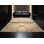 Tapis beige moelleux moelleux à motif de voiture berline rétro classique - reliure beige