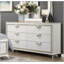 Commode à 6 tiroirs au fini blanc antique avec accents dorés, durable et élégante pour les chambres de luxe modernes