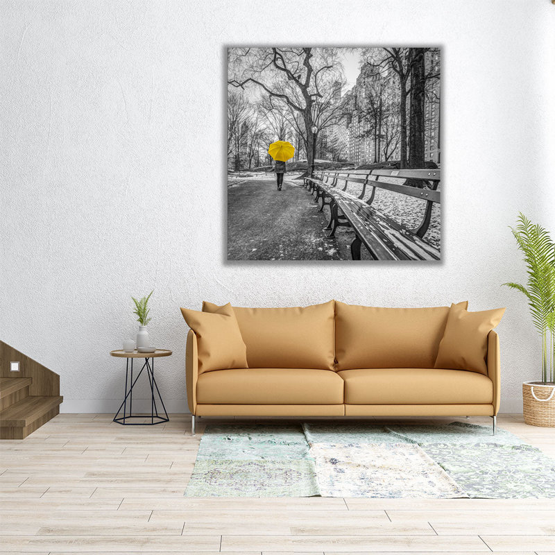Touriste sur sentier avec parapluie jaune à Central Park, New York - reproduction d'art sur toile, H 24 po x l 24 po