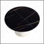 Table de salle à manger ronde moderne en pierre artificielle noire avec base en polyuréthane beige, pouvant accueillir 6 personnes pour des repas et des rassemblements élégants.-488618645-488618643
