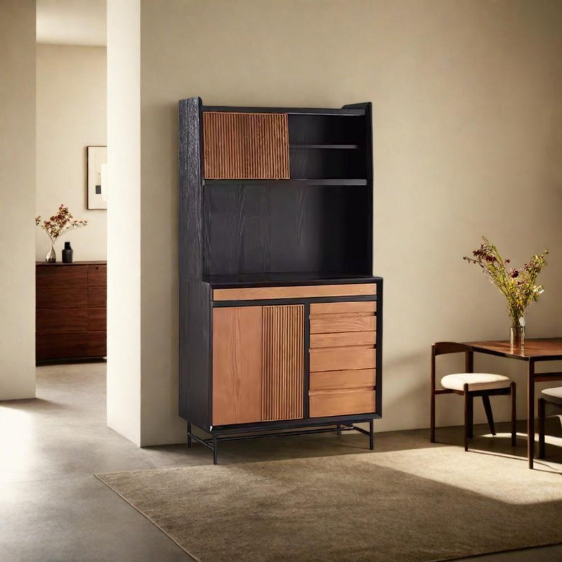 Un buffet multifonctionnel sculpté à la main