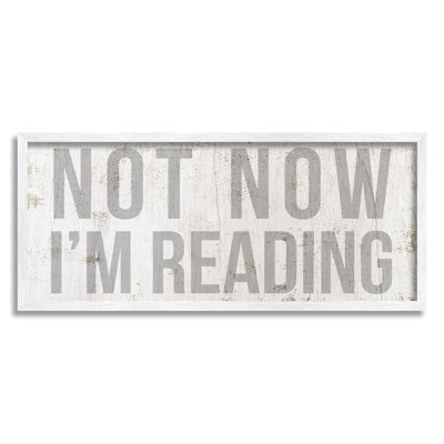 Not Now I'm Reading Rustic Book Lover Expression par Daphne Polselli - cadre texturé sur bois