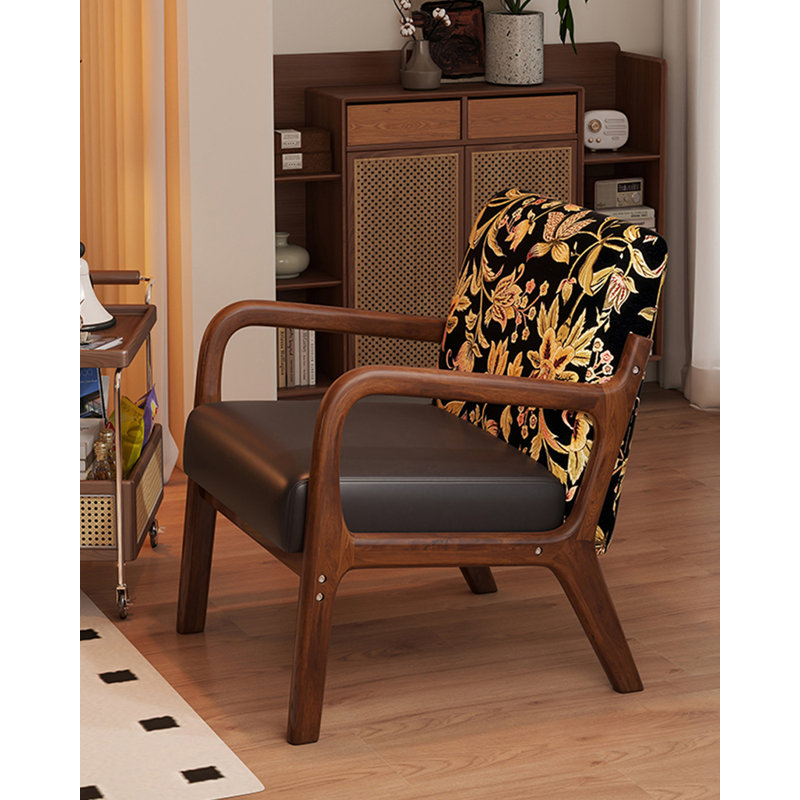 Chaise longue en cuir rétro avec cadre en bois, pouvant être utilisée dans le salon.