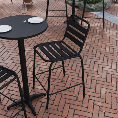Tabouret de bar commercial à l'intérieur et à l'extérieur avec dossier à trois lattes en métal