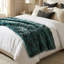 Jeté en fausse fourrure de luxe fabriqué à la main à motif de plumes chichi Plutus-739712392-739712402