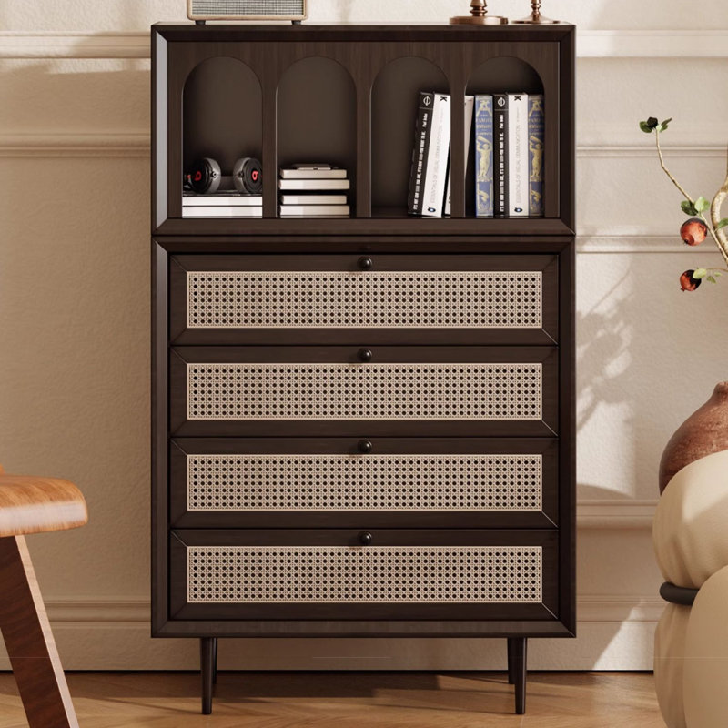 Café foncé + bois massif beige + vitrines en rotin