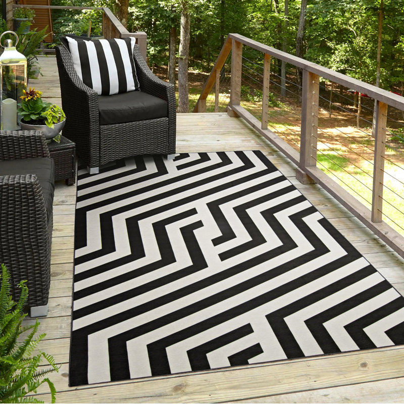 Kivett Modern Ivory and Black Indoor Outdoor Machine Washable Area Rug, Rectangle 5' x 7'