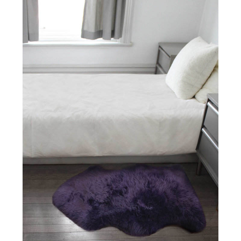 Tapis prune en peau de mouton Haghni, Nouveauté 2 pi x 3 pi
