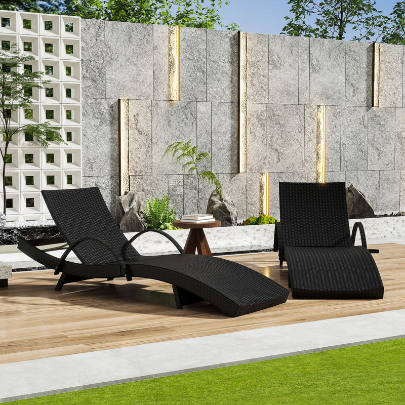 Chaise longue 2 pièces en osier de 80 po avec dossier réglable et tables d'appoint intégrées pour se prélasser à l'extérieur