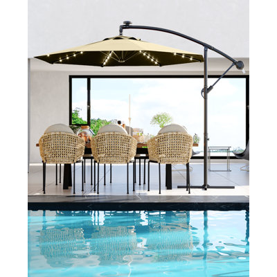 Parasol solaire solaire en porte-à-faux à DEL 10 pi - 24 lumières, protection UV imperméable UPF 50+, inclinaison réglable et manivelle robuste, base croisée, parasol extérieur pour le jardin, la piscine, la terrasse - beige