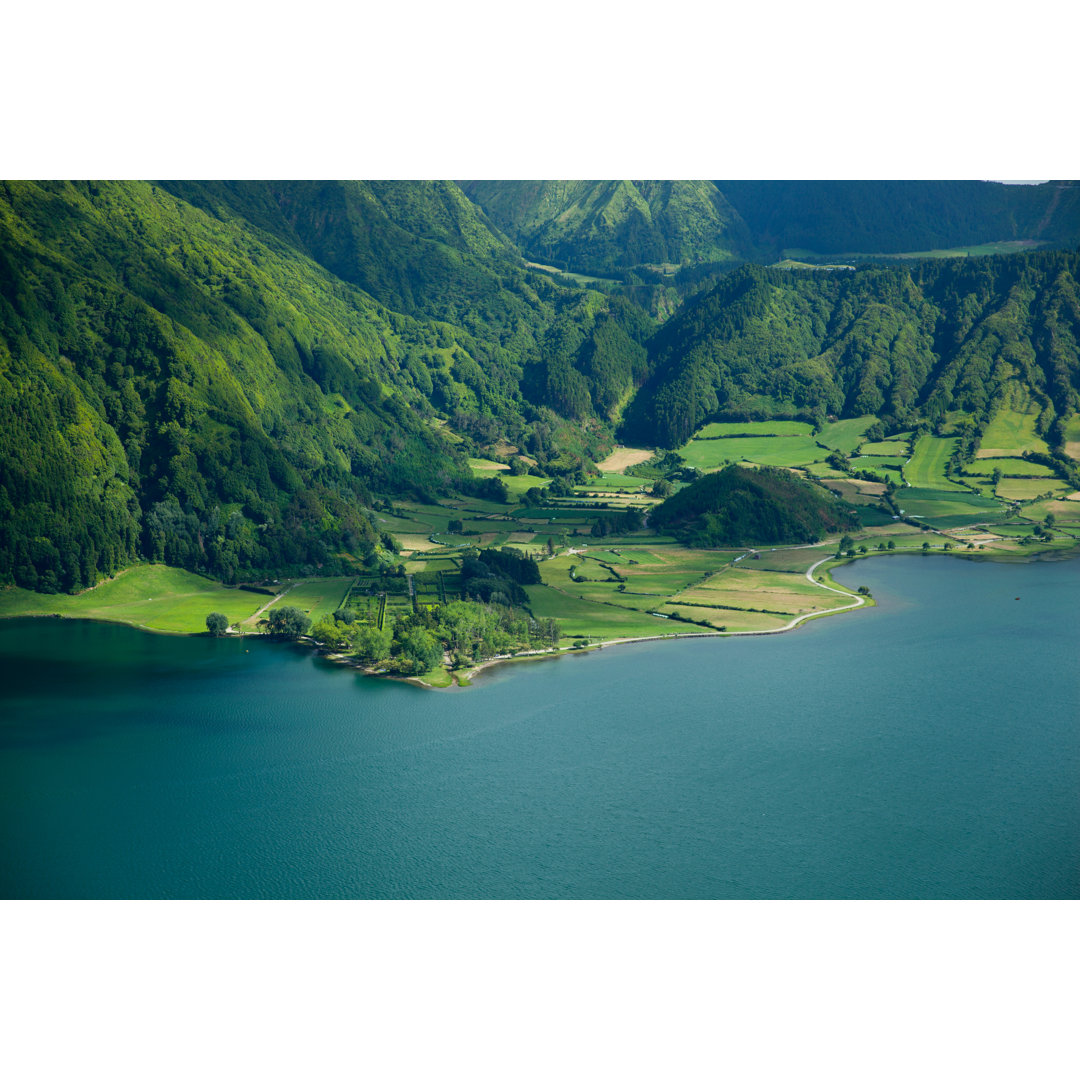 Lagoa Das Sete Cidades von Vladislav Mavrin - Kunstdrucke auf Leinwand