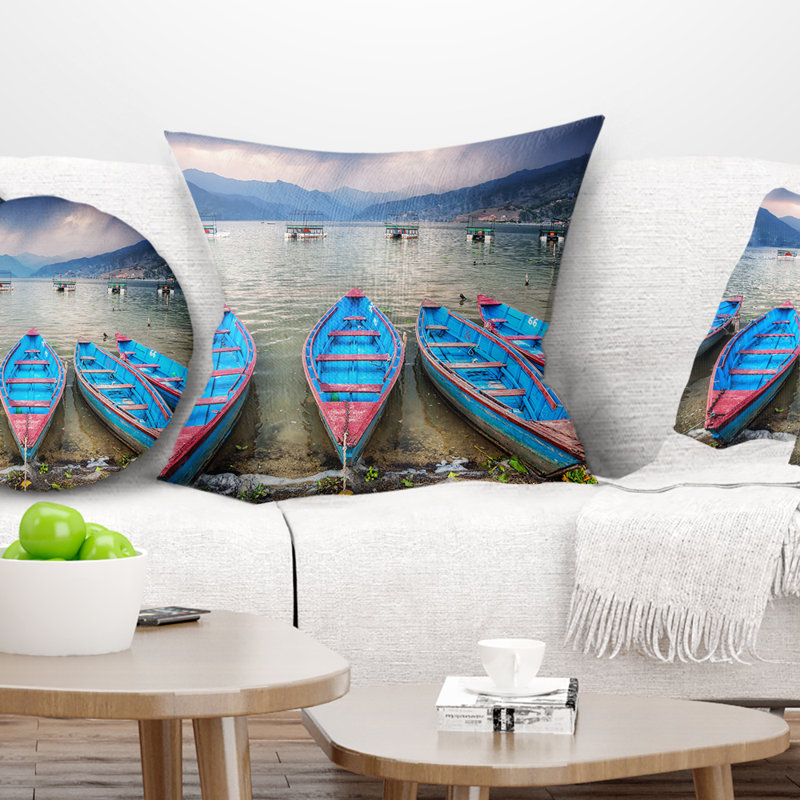 Rangée de bateaux bleus dans le lac Pokhara - Coussin imprimé de bateaux, 18 po x 18 po, Coussin décoratif