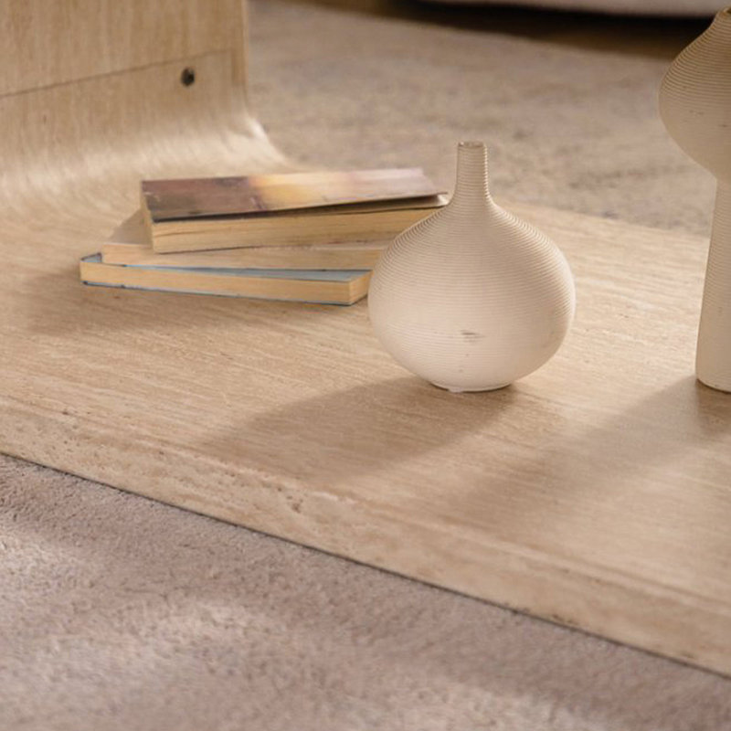 Table basse moderne en bois clair avec cadre ouvert