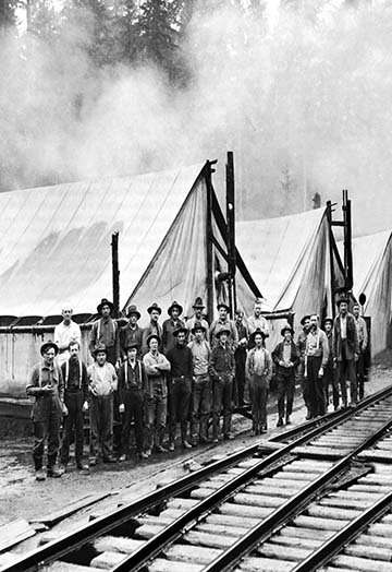 « logging camp » par darius kinsey, reproduction de photo, H 66 po x l 44 po x P 1,5 po