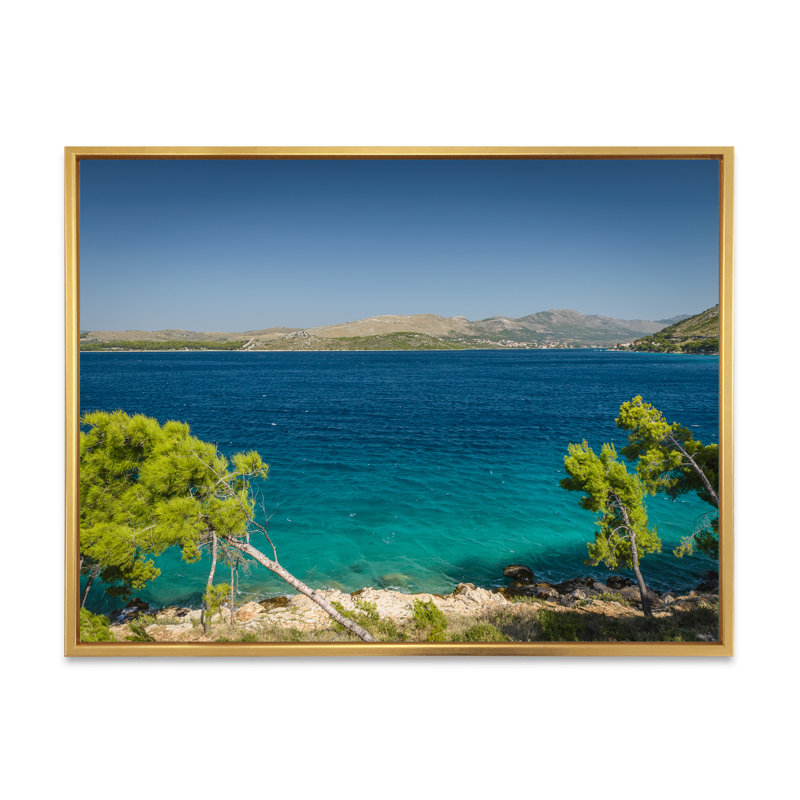 Plage avec eau cristalline en Croatie - Reproduction de photo sur toile, H 12 po x l 20 po x P 1 po, Cadre flottant doré