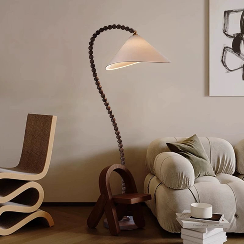Blanc + tissu brun noisette + lampes sur pied en bois massif