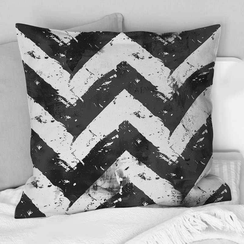 Coussin Mid-Century noir à motif de chevrons imprimé III, H 16 po x l 16 po