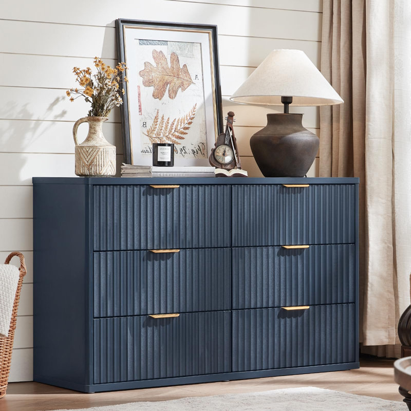 Ensemble de 3 meubles de chambre modernes en bois, comprenant une commode cannelée et des tables de chevet. Commode à 6 tiroirs de 122 cm et tables de chevet de 58 cm avec station de recharge.