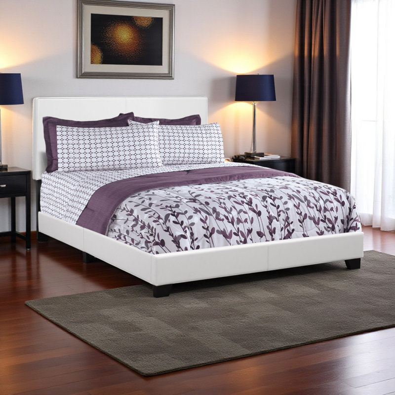 Grand lit tapissier en similicuir blanc Gomer, H 45,54 po x l 63,96 po x L 85,51 po
