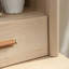 Huche de bureau robuste avec tablettes réglables et rangement dissimulé, parfaite pour organiser et maximiser l'efficacité de l'espace de travail.