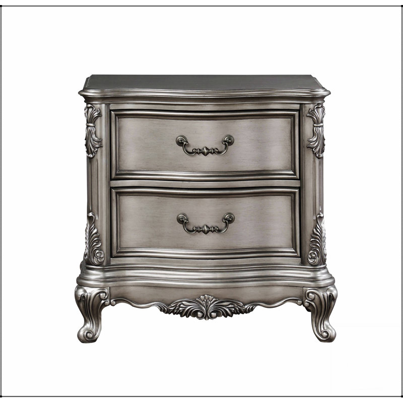 Table de chevet Ariadne en platine antique avec un design élégant et un rangement spacieux, parfait pour les chambres luxueuses.