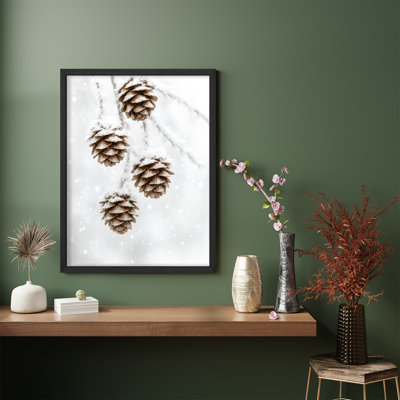 Reproduction d'art enneigée de pommes de pin enneigées - photographie de nature d'hiver encadrée pour décor de vacances, de salon ou de chalet