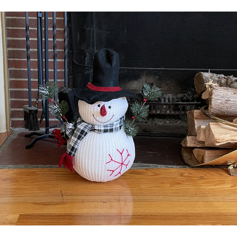Bonhomme de neige de table en tricot avec chapeau