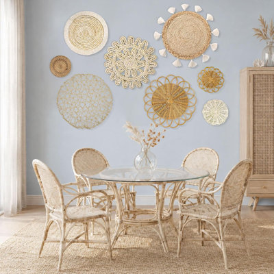 Ensemble de 8 paniers muraux bohèmes en osier tressé, ronds et artisanaux, décorés à suspendre. Décoration murale rustique en jonc pour salon.