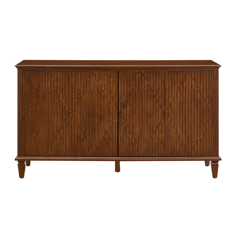 Grand buffet/meuble de rangement de style milieu du siècle avec structure en hévéa, quatre portes sculptées à motifs géométriques et étagères intérieures réglables. Parfait pour la salle à manger, le salon ou l'entrée.