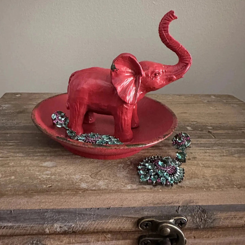 Plat à anneau éléphant étain en rouge