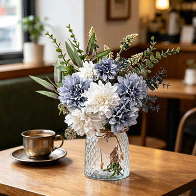 Fleurs de dahlia artificielles dans un vase, arrangement floral artificiel avec fleurs bleues et blanches, pièce maîtresse pour la maison, salle à manger, bureau, décor de ferme, vase en verre transparent inclus